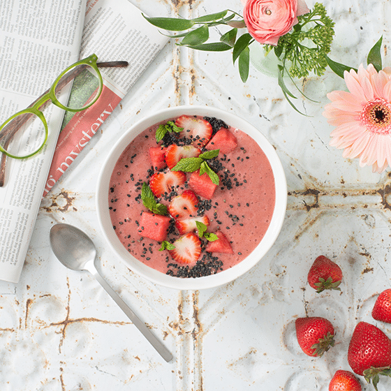 Smoothie bowl au melon d'eau avec menthe et graines de sésame