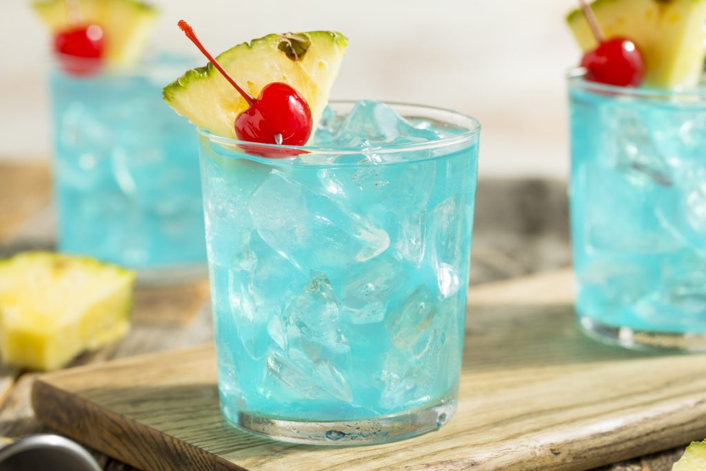 Les 10 meilleurs slushs et cocktails d’été pour se rafraîchir 6 blue hawaiian cocktail