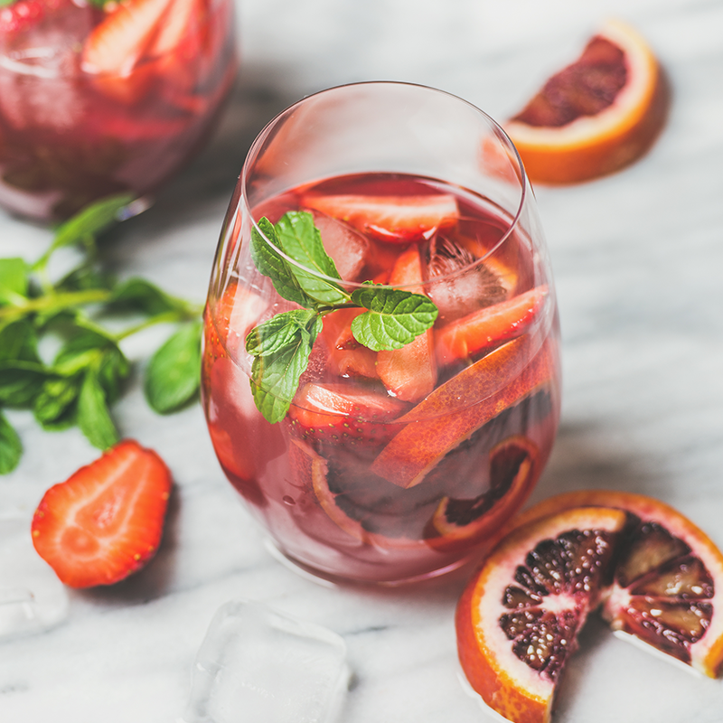 Les 25 recettes de cocktails classiques préférés des Canadiens 7 Sangria au vin rosé.