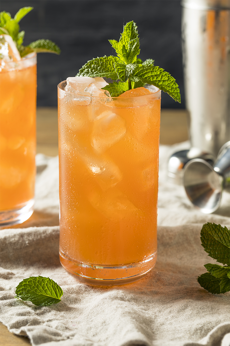 Rafraîchissant cocktail. Zombie, avec garniture de menthe.
