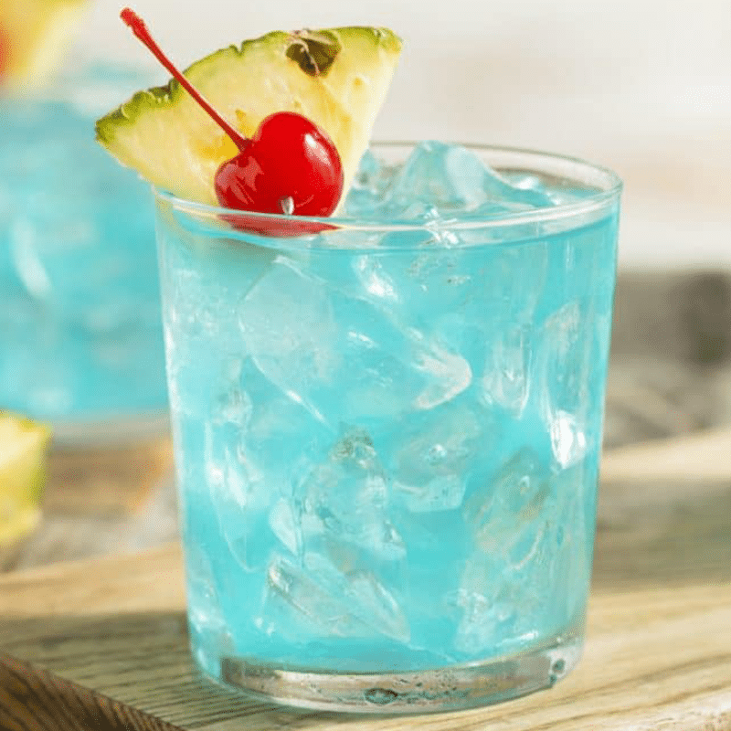 Les 25 recettes de cocktails classiques préférés des Canadiens 12 Blue Hawaiian cocktail rhum oasis ananas 800x800 1