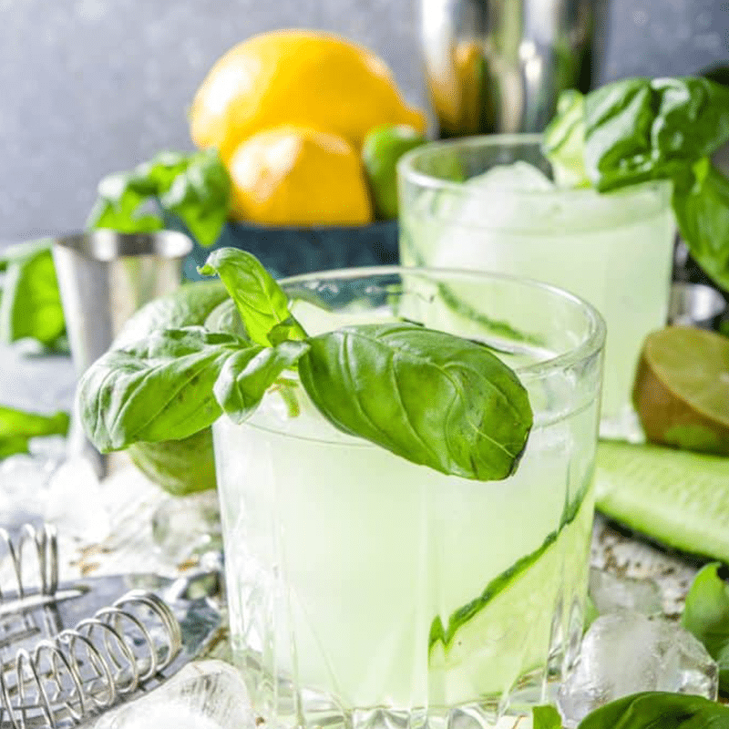 Les 25 recettes de cocktails classiques préférés des Canadiens 26 Le smash gin basilic cocktail oasis ananas 800x800 1