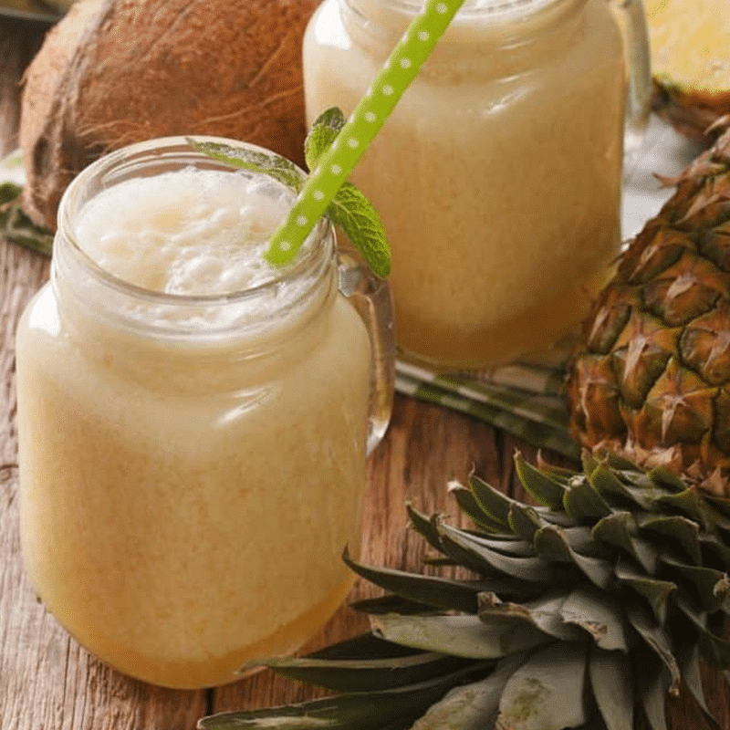 Les 25 recettes de cocktails classiques préférés des Canadiens 2 Pina Colada cocktail oasis rhum ananas 800x800 1
