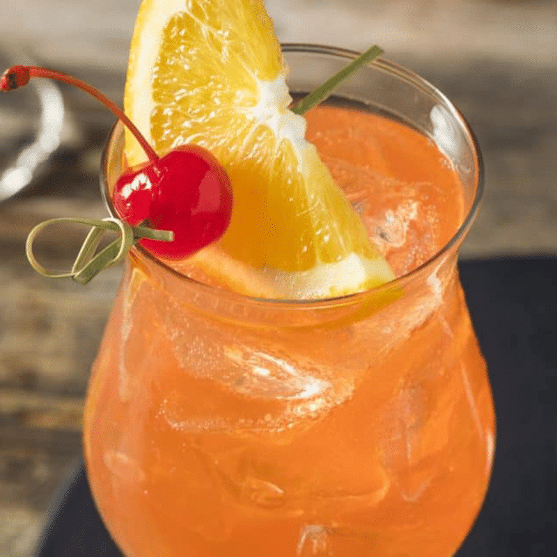Les 25 recettes de cocktails classiques préférés des Canadiens 14 Singapore Sling cocktail gin oasis orange 800x800 1