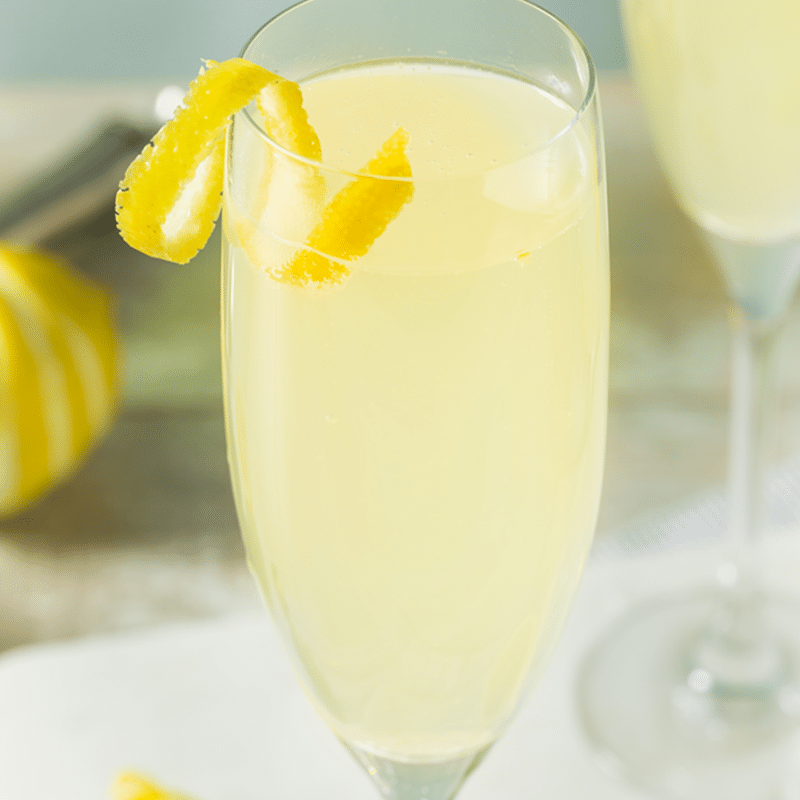 Les 25 recettes de cocktails classiques préférés des Canadiens 21 img french 75 800x800 1