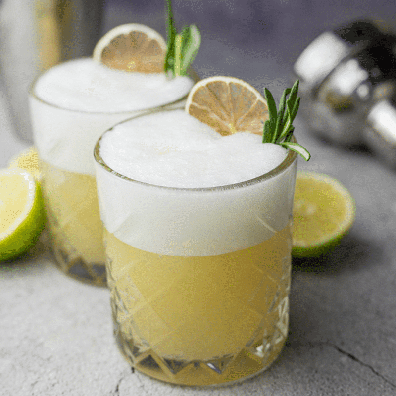 Les 25 recettes de cocktails classiques préférés des Canadiens 23 img whiskey sour 800x800 1